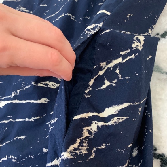 ✨5 FOR $25✨ GAP Navy Blue Twist Back Marble Print Shift Dress - Picture 12 of 12
